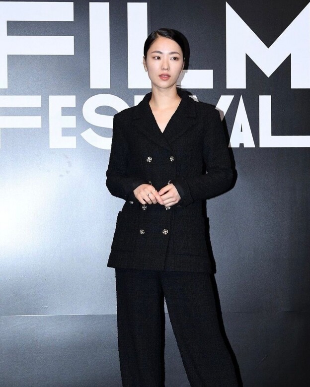 韓版《想見你》公開最新劇照，女主角全汝彬是上班族必學的穿搭教科書？