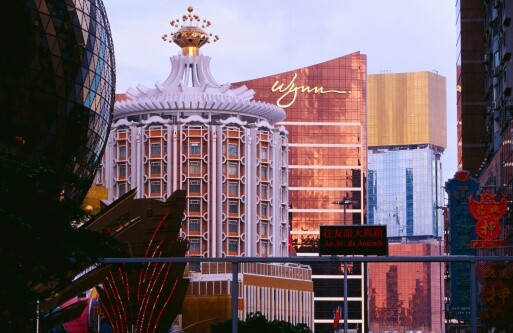永利酒店Wynn Macau (八運2006年落成)門前設有一個大型音樂噴泉，聲音屬金，金生