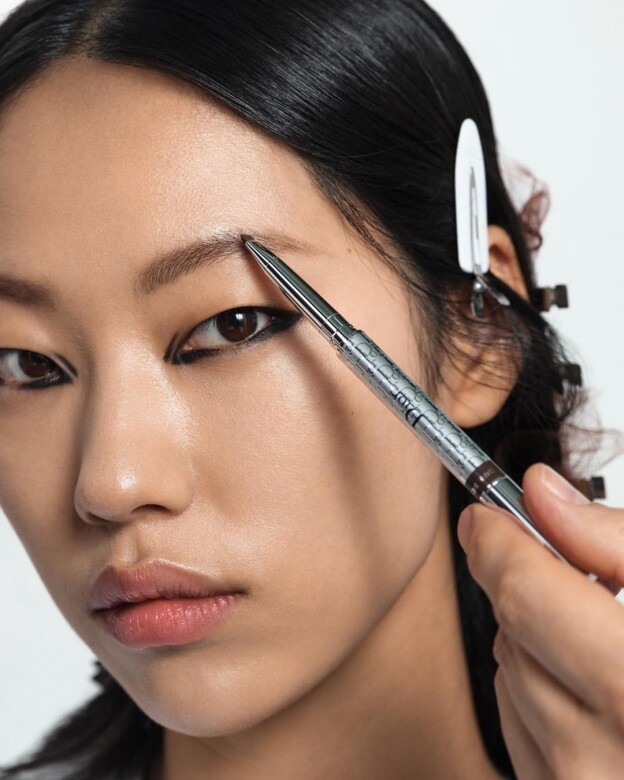 Dior美妍概念店訋有彩妝或護膚服務，可以透過電話預約眉型塑造服務，為
