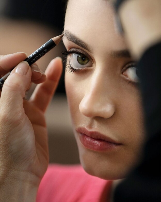 Chanel專業化妝師會為客人提供個人化諮詢，從清理眉毛至修整眉型，根據面
