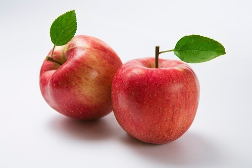 6. 蘋果 一 一個蘋果只有80卡的熱量，但它卻能讓你有飽肚感，這是因為蘋