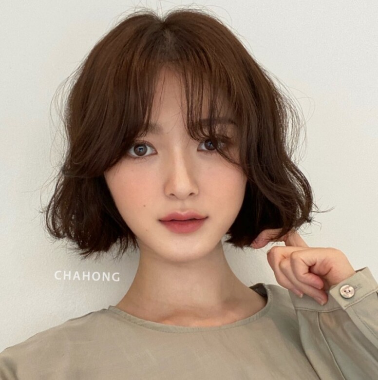 今季韓國的女生也愛上耳下短髮，加上水波紋捲髮追型，成為了這個最新