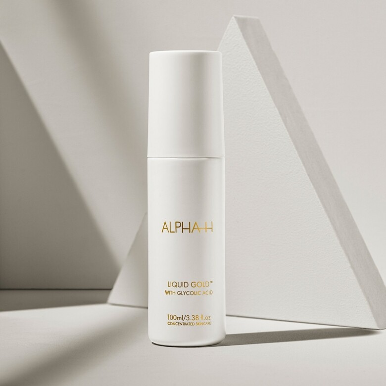 Alpha-H是澳洲的人氣Clean Beauty品牌，它適合乾性肌或輕熟肌使用，做到顯著的保濕效果及提亮膚色。當中它更蘊含5%乙醇酸，能輕微去角質及促進皮膚細胞健康更新，讓你肌膚重拾嫩滑細緻。由於它含有少許酸性，建議隔天使用。