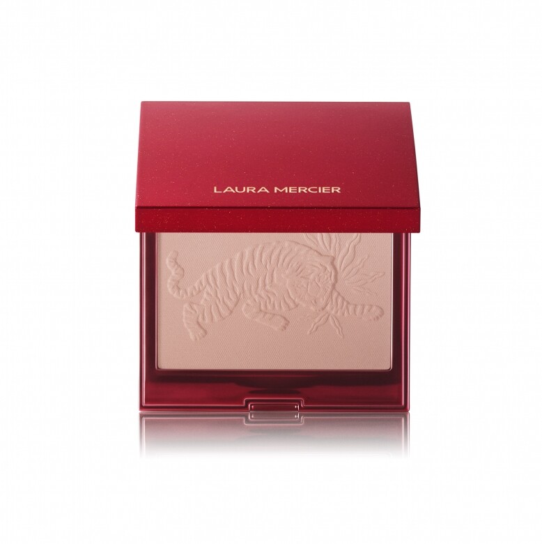 Laura Mercier為絕美珊瑚粉色調#Ginger包裝換上節日設計，亮紅色的金屬外殼印有金