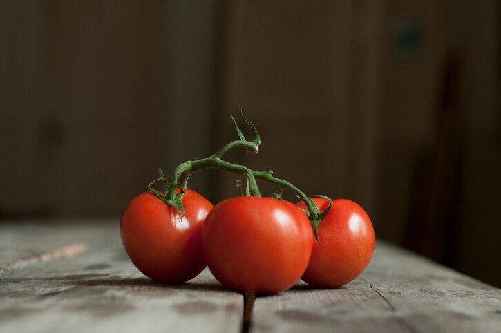 做法：將番茄蒂切走，在蕃茄上用刀劃個十字；放進微波爐加熱1分30秒，即