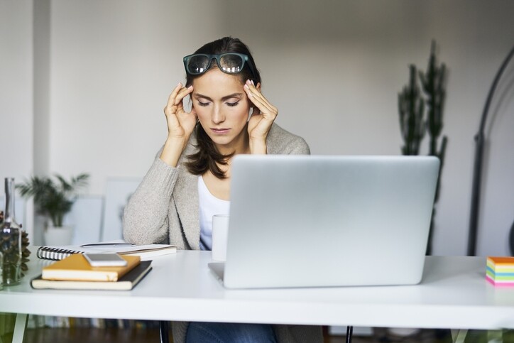工作繁忙會引致頭痛，而頭皮上有多個穴道可以安眠，最為人熟悉的就是