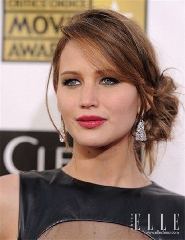 Jennifer Lawrence 亦試過梳上充滿凌亂美的低紮丸子頭，既自然又顯得優雅。