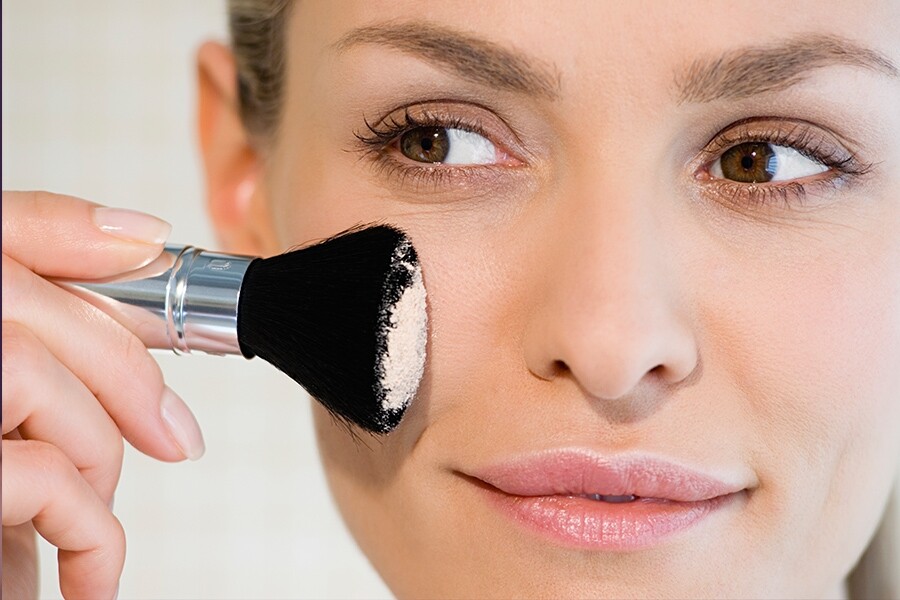 針對油性和乾性兩種膚質，使用化妝掃定妝也需要分成輕量和重量兩個