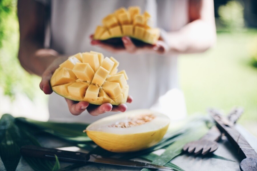 由於大多數熱帶水果都屬於助濕，菠蘿蜜、榴槤和芒果屬於熱帶水果，避免