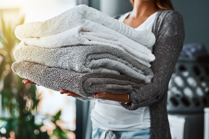 春天洗滌毛巾或貼士衣物時，除了洗衣液外，可加入2滴茶樹精油與香茅