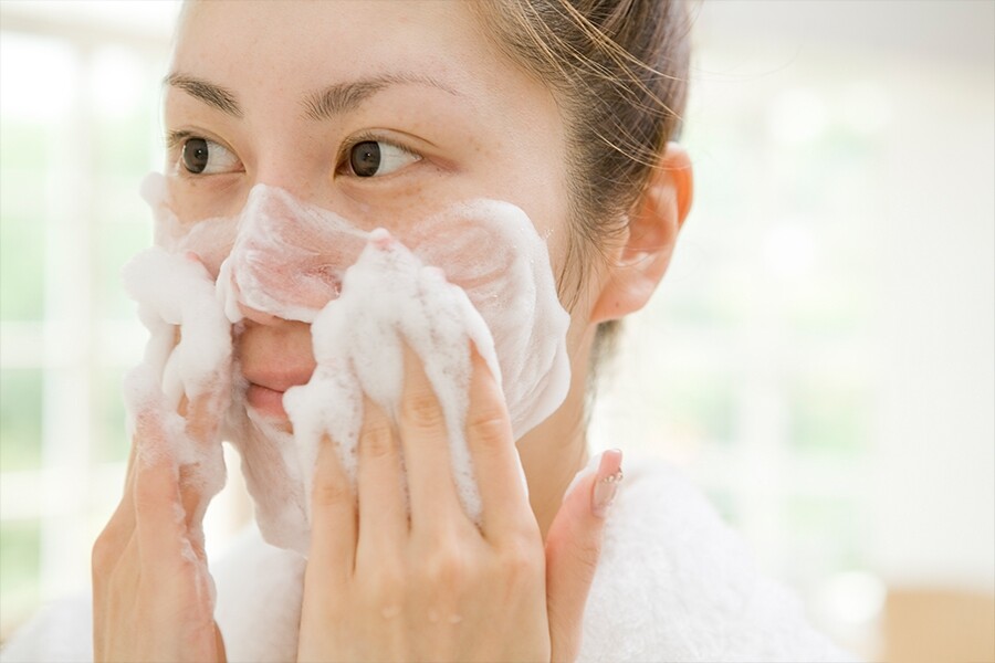 洗臉正確步驟：在手上搓出泡泡