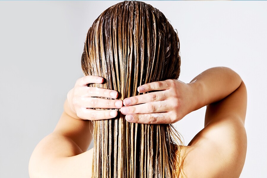 要適當地清洗頭髮和頭皮，注意護髮素只塗在頭髮長度中間以下的部份