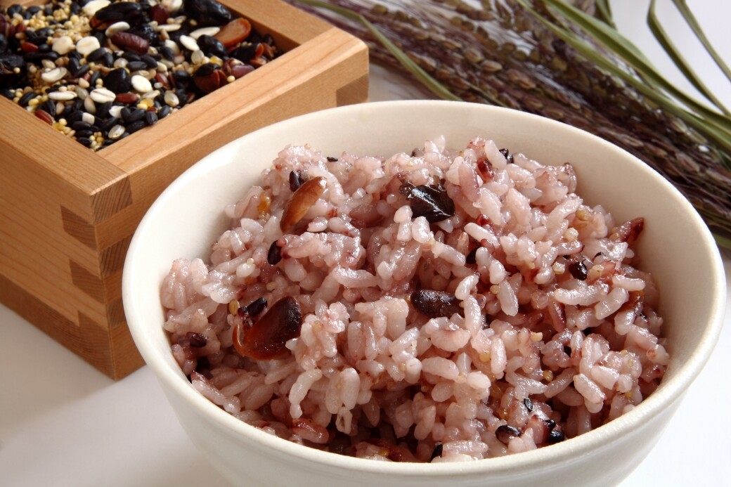 日本蘆刈診所院長蘆刈伊世子曾於營養書中提及過，只要於糙米中加入