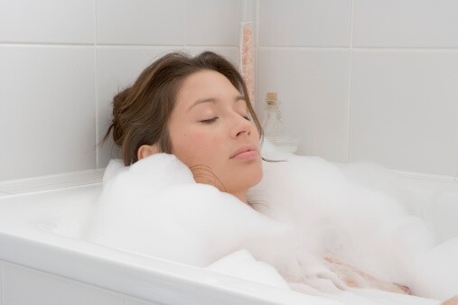 高温沐浴是瘦身的好方法，同样地高温沐浴也可同樣有助瘦面。每天以38