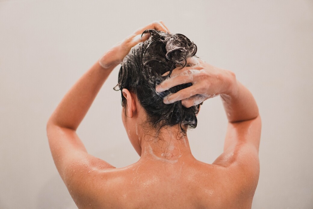 頭皮磨砂膏每週可使用一次，使用前先以清水沖洗頭髮及頭皮，然後沾取