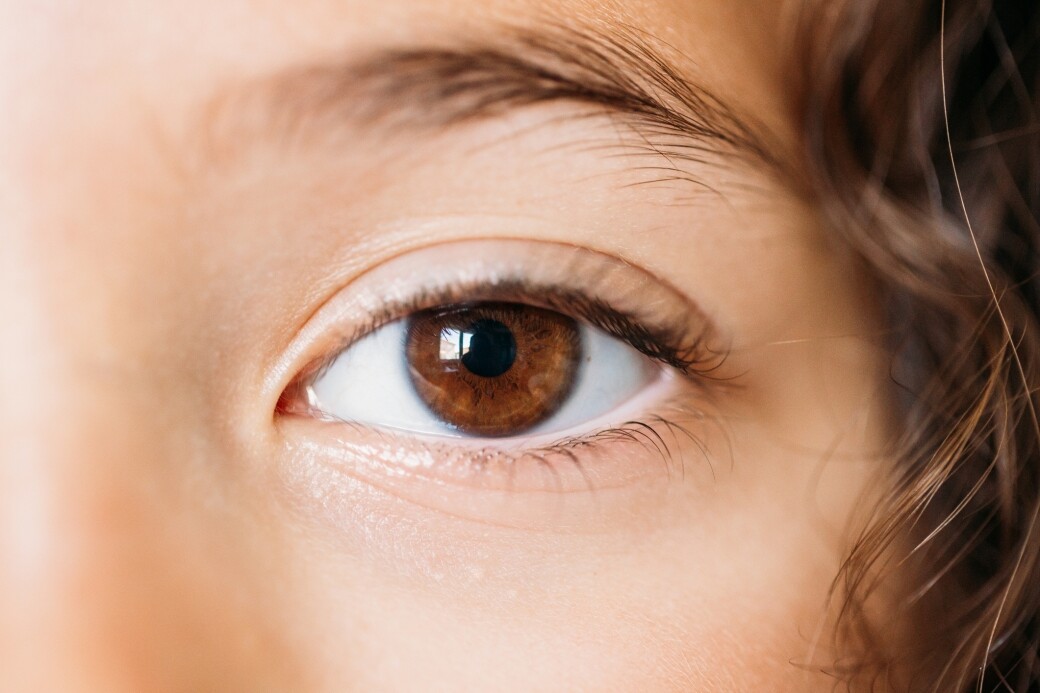 黑眼球較小及眼白較多的人可以選擇直徑較大（14.3mm – 14.5mm）及着色直