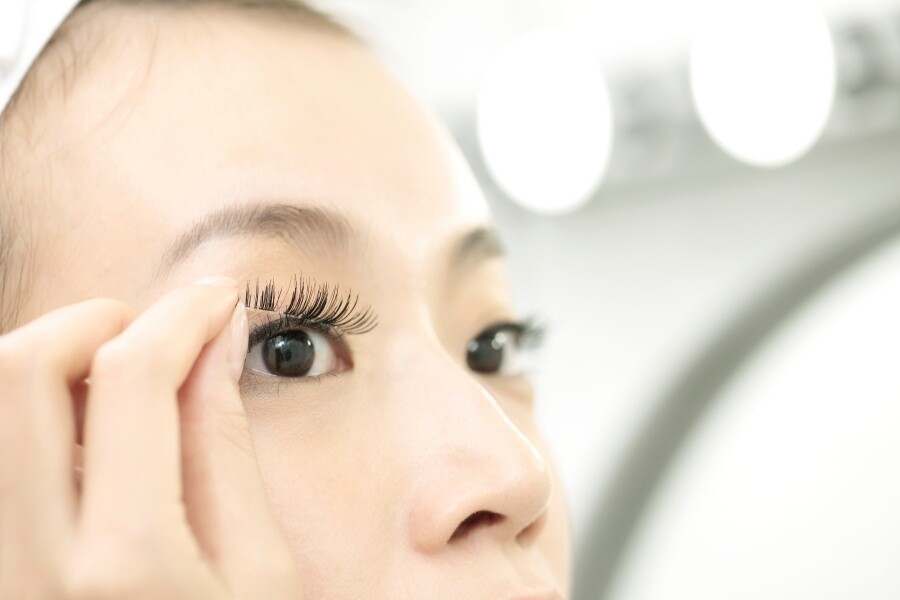 當殘餘妝物跟眼球接觸後，患者便會感覺眼睛疼痛，有嚴重的異物感，這些
