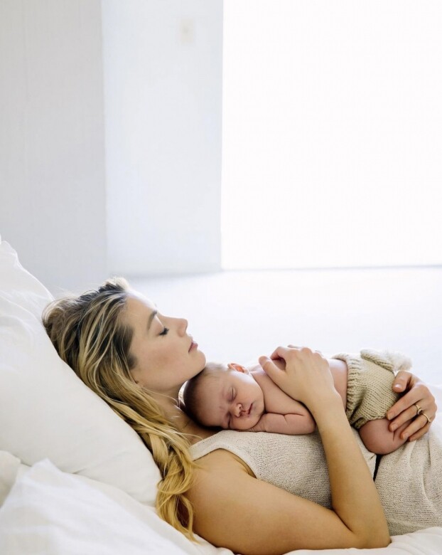 Amber Heard去年透過社交媒體宣布升格當媽媽，並透露自己經代母誕下女兒Oonagh