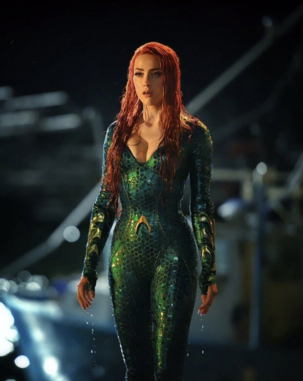 Amber Heard在《水行俠》中飾演梅拉公主，憑藉一頭紅髮和碧綠色貼身魚鱗戰衣火