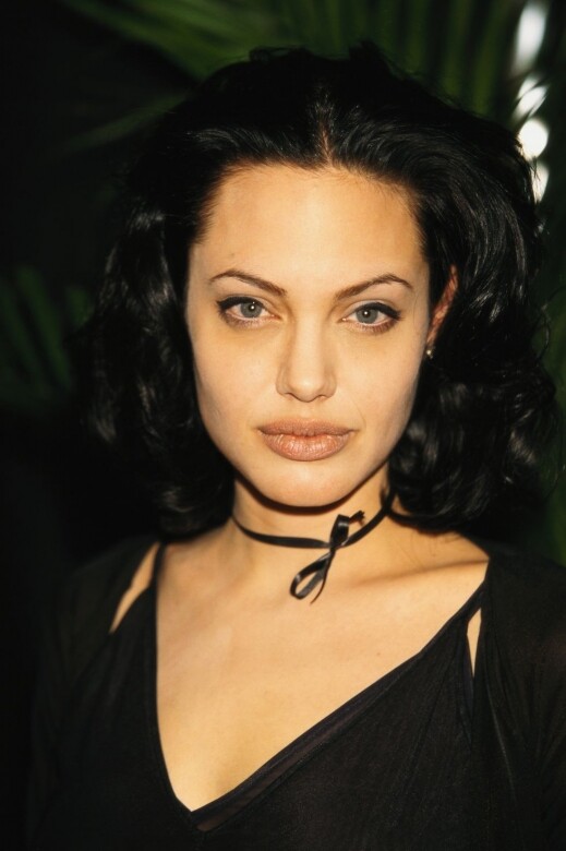 Angelina Jolie 在2000年憑着《女生向前走》(Girl,Interrupted)，一舉拿下奧斯卡最佳女配角獎、金球獎