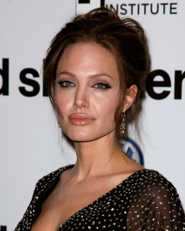 2006年出席《特務風雲：中情局誕生秘辛》的Angelina Jolie 梳上了鮮少看到的髮髻造型