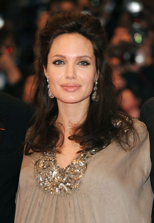 2008年出席康城影展的Angelina Jolie，於眼妝方面相當有心思，深邃眼線和根根分明
