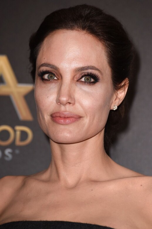 Angelina Jolie 在參與2014年好萊塢電影獎時，又回歸了之前嘗試的煙燻眼妝，並且也