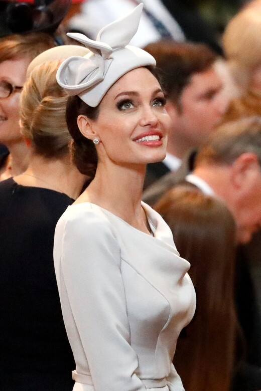 2018年Angelina Jolie 出席活動時，戴上了淺灰色的網眼頭飾，她戴帽子出席場合也相