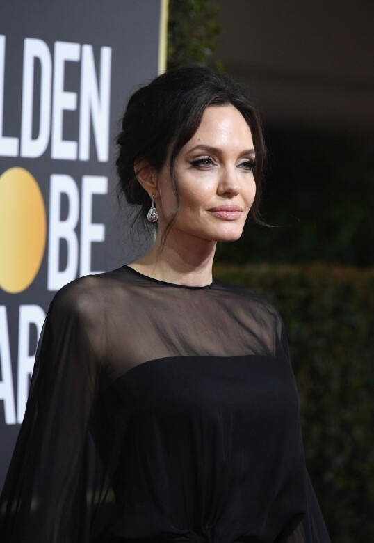 Angelina Jolie在2019年出席《黑魔女2》的歐洲首映禮時，以桃色唇妝為重點，展現女王