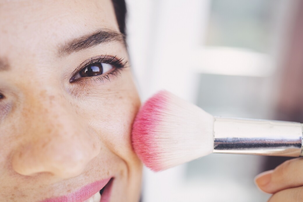 提升蘋果肌的化妝技巧可以說是外在的一個補救方法，用胭脂、highlighter把眼底