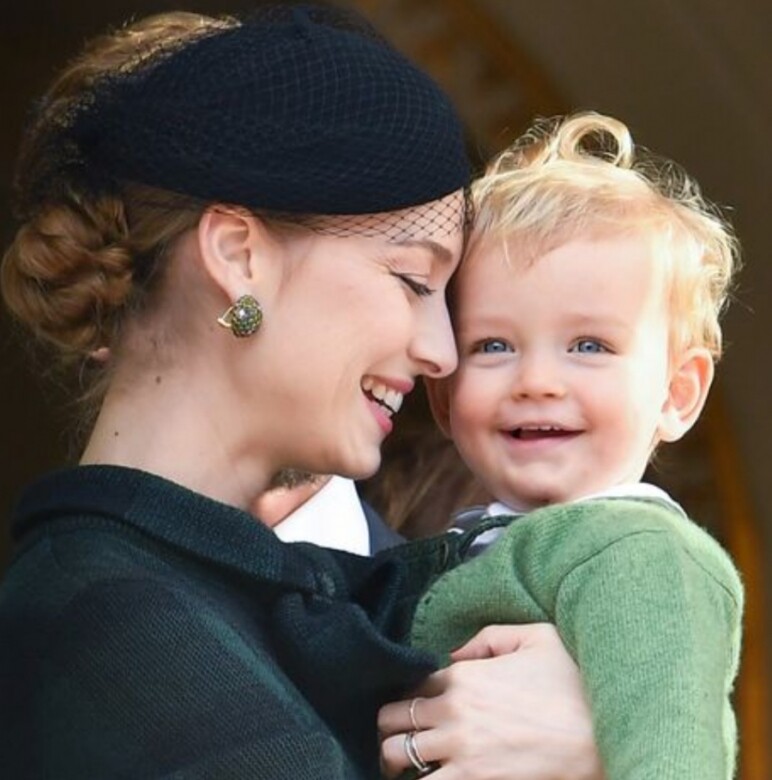 小王子Francesco在媽媽Beatrice懷中時不時露出開心笑容，非常可愛！