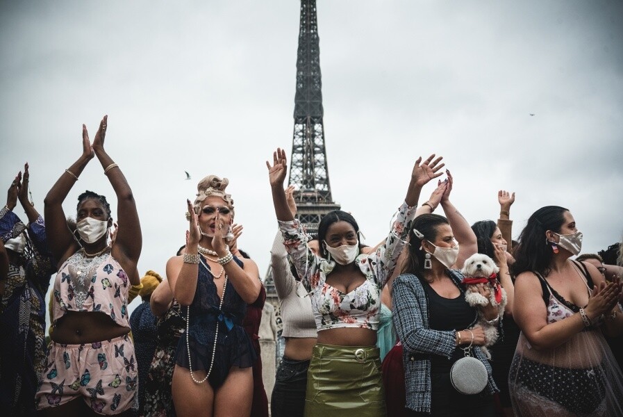 Body Positivity2020年9月27日，500位模特兒無懼新冠疫情的威脅，雲集巴黎鐵塔下舉