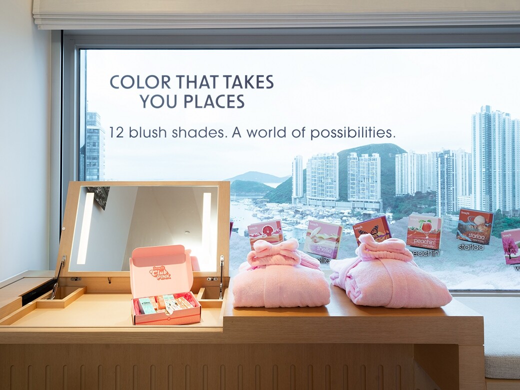 房間利用了代表不同胭脂色系的元素作設計概念，房內除了床上用品外