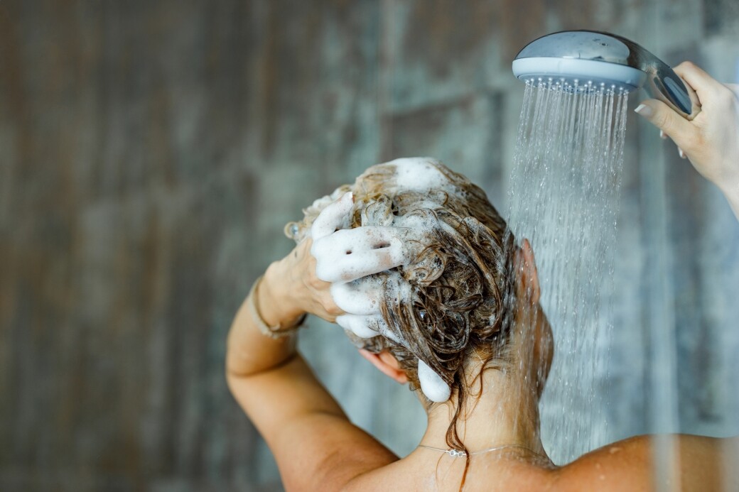 頭油多原因：洗頭次數過於頻密！解決頭油過多方法：徹底清潔頭皮！夏天出