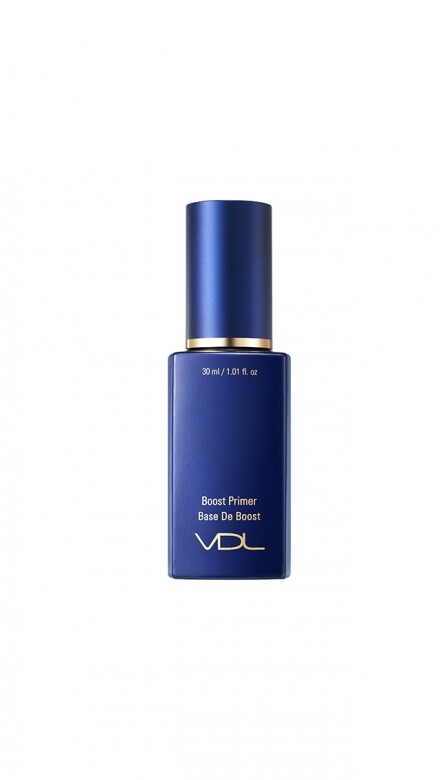 VDL Boost Primer PANTONE 2020 限量版藍光保濕調色妝前乳 ($210／VDL）以細小的亮麗藍色珠光基