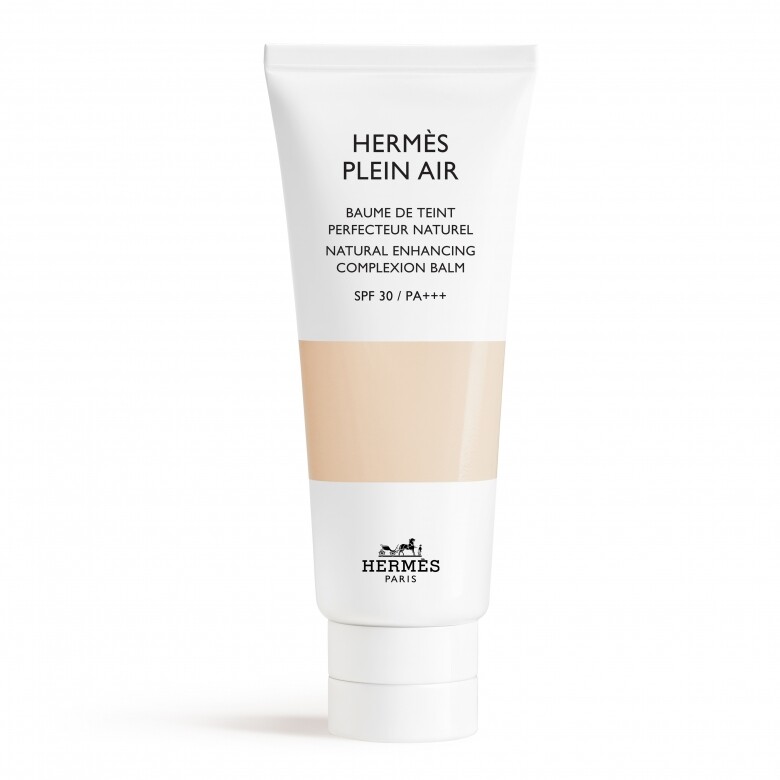 Hermès PleinAir 系列的天然無瑕隔離霜是一款帶有潤色效果的護膚產品，備有12