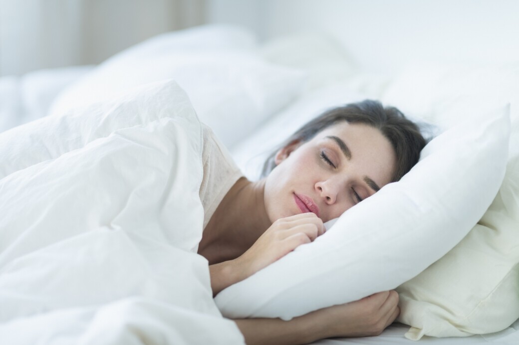 很多人習慣睡覺時只將頭部放在枕頭上或使用高枕頭，令頸部長期懸空
