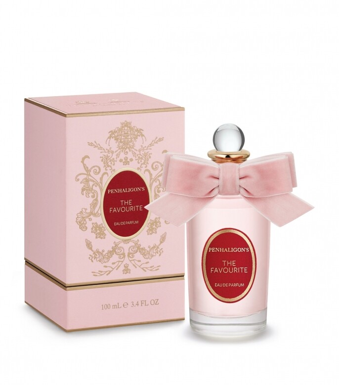 以花香麝香為主要香調，粉紅色瓶身繫著同樣是粉紅色的天鵝絨蝴蝶結