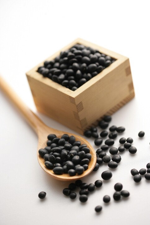 黑豆中的大豆蛋白質還能抑制血壓上升，預防虛寒體質，改善因為虛寒體