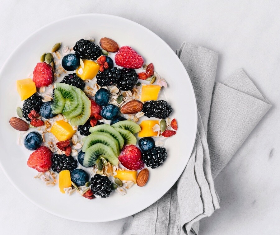 紐約星級營養師Alissa Rumsey亦愛用時令水果和雜莓做早餐，理由跟Dr. Derbyshire相約，然
