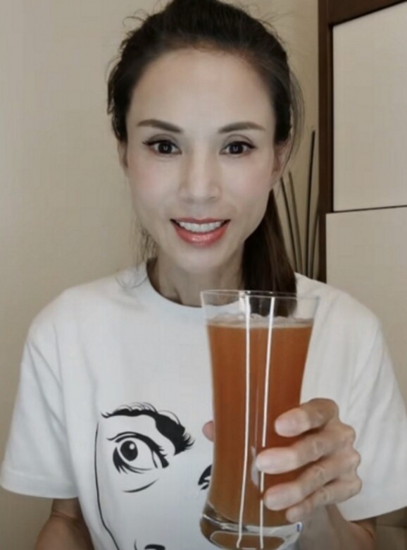 李若彤平常只喝水，在想喝飲料時就會自製消脂茶「山楂荷葉消脂飲」。在夏
