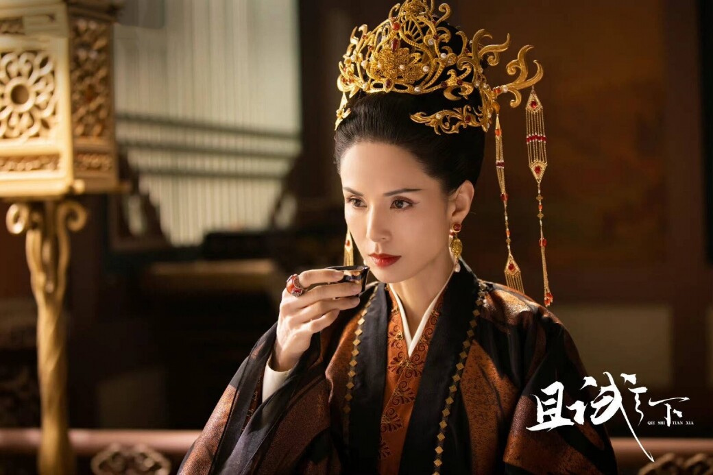 李若彤在《且試天下》中飾演豐國繼后「百里氏」。作為後母的她人前經常裝委