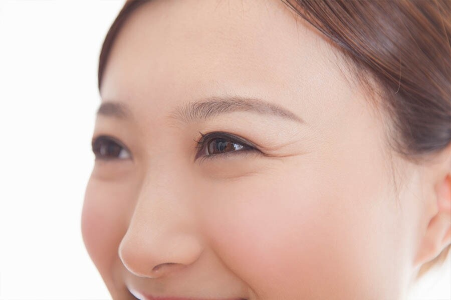 若果眼紋已經出現，皮膚科醫生陳厚毅建議可使用含有維他命C、E等抗