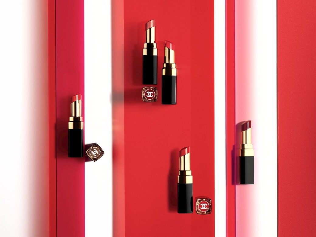 CHANEL ROUGE COCO FLASH 透亮光感唇膏系列增添12款鮮明活力的嶄新唇色，質感滋潤顯