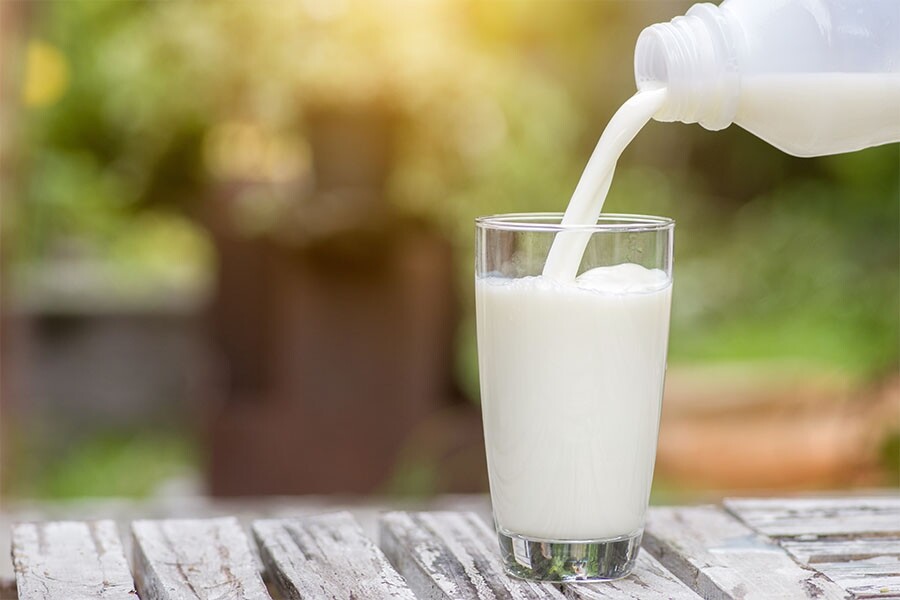 中醫認為牛奶性溫且肥甘厚味，易生濕，而且是滋補之物，所以在皮膚痕癢
