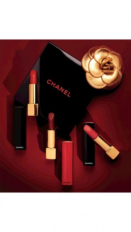 為慶祝農曆新年，CHANEL 特別推出限量創作的啞緻柔滑唇膏套裝。優雅的黑色