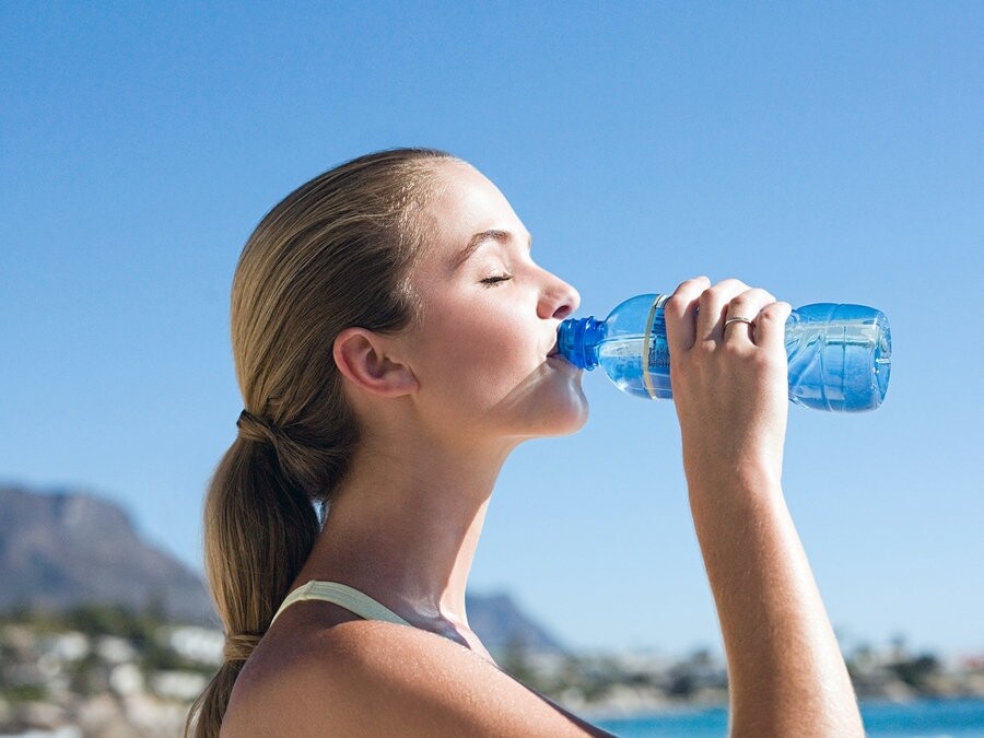 身體缺水會令腸道運作不暢，每天喝水量該以1.5公升為目標。在早上，空