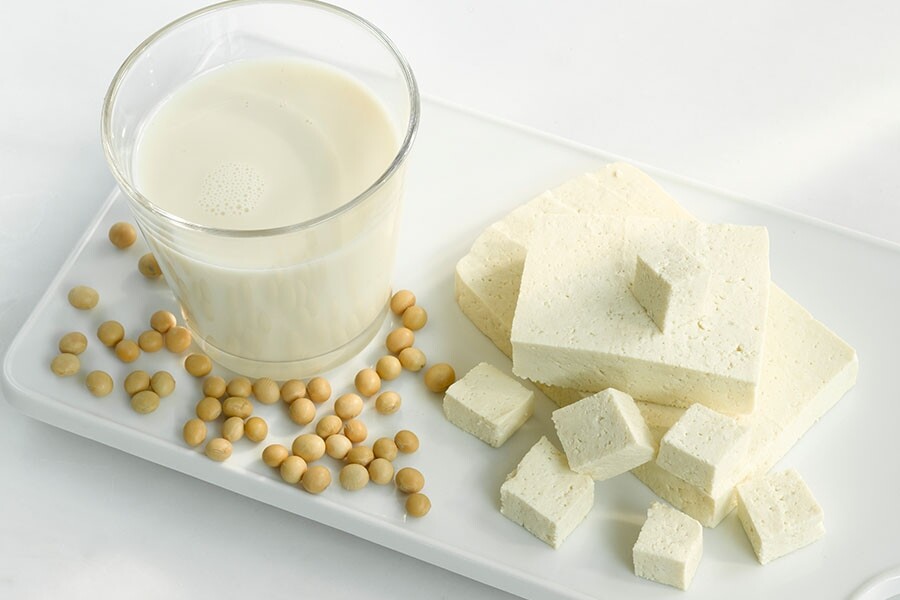 大豆類製品如豆漿、豆乾及豆腐等，均含有豐富的植物性蛋白質及大豆纖
