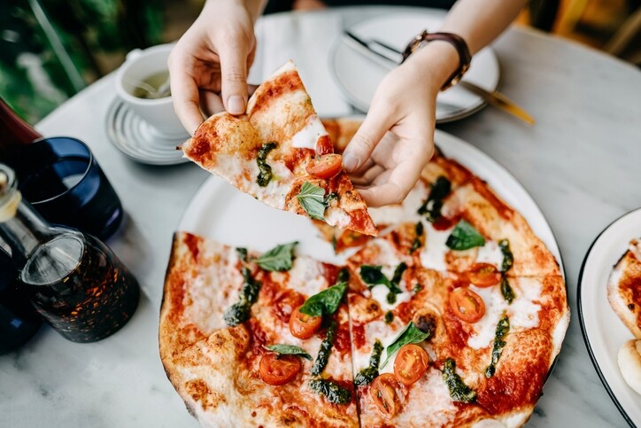 傳統減肥方法是減卡路里及澱粉質，然而美國一位廚師卻以食pizza減去100