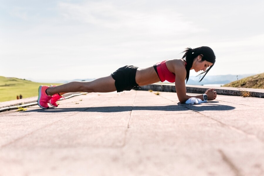 平板支撐（Plank）是一個鍛練核心肌群非常好的動作，過程中腹肌參與度很高